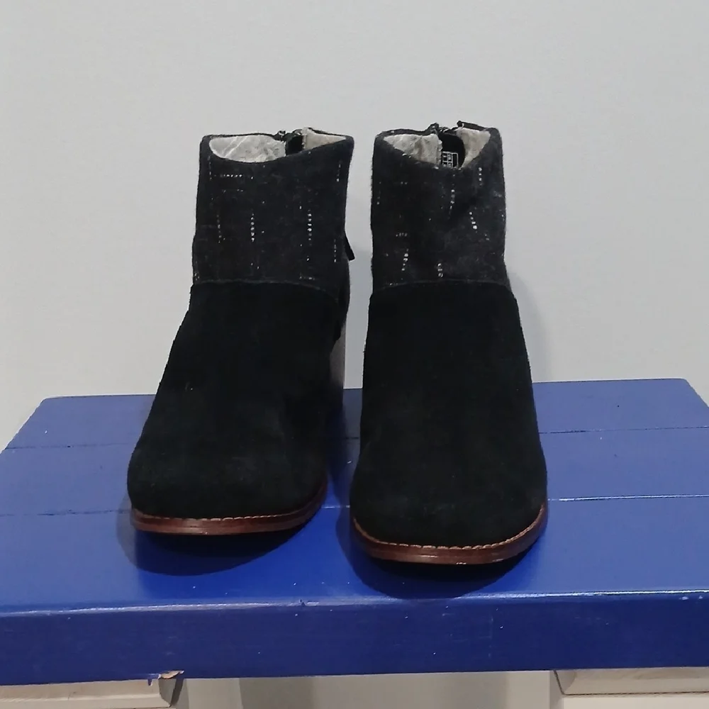 Toms Stylish Black Ankle Boots, Pre-owned, Sz 8